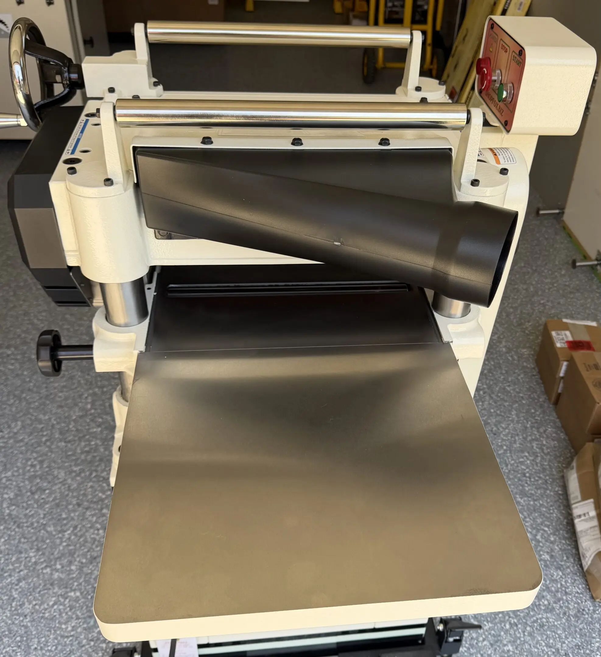 Industrial roller machine with flat feeding table