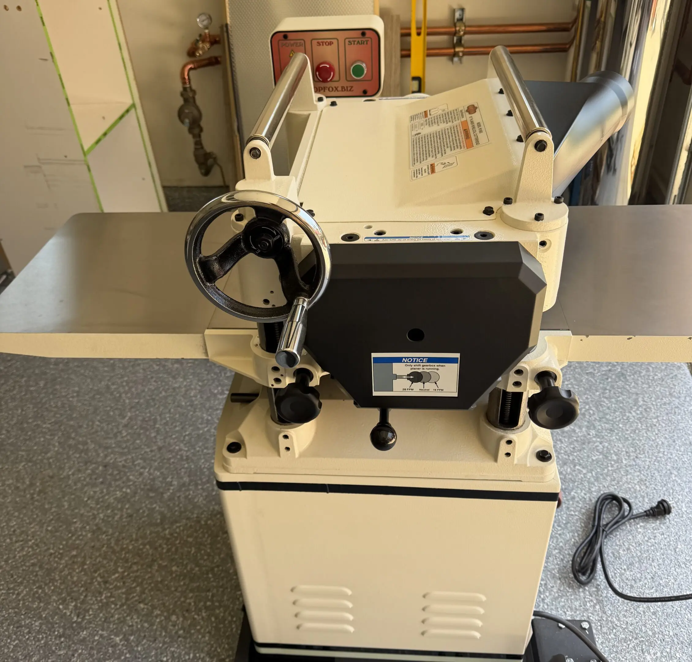 Benchtop wood jointer-planer with handwheel